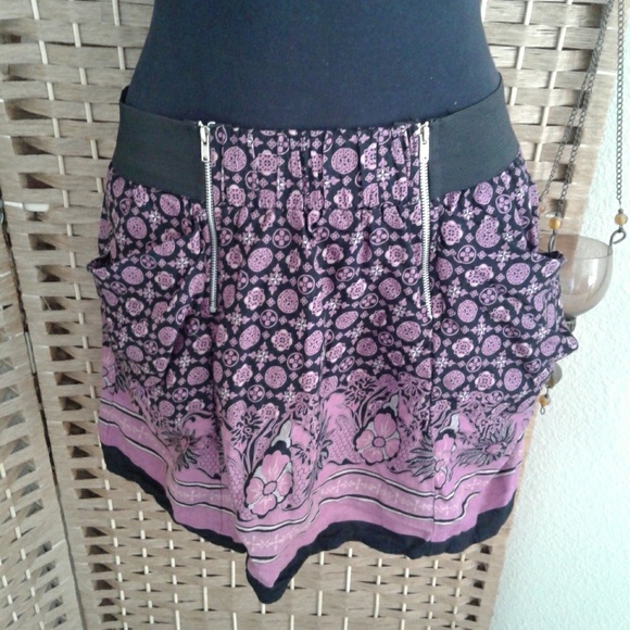 Adorable short purple skirt with oversized Pockets - Picture 2 of 3